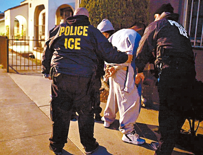 ICE逮捕非法移民。