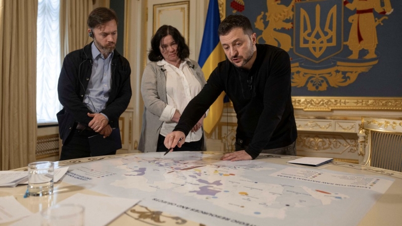 泽连斯基在总统办公室受访