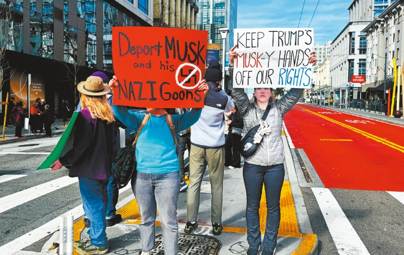 民众自制标语抗议特朗普马斯克。