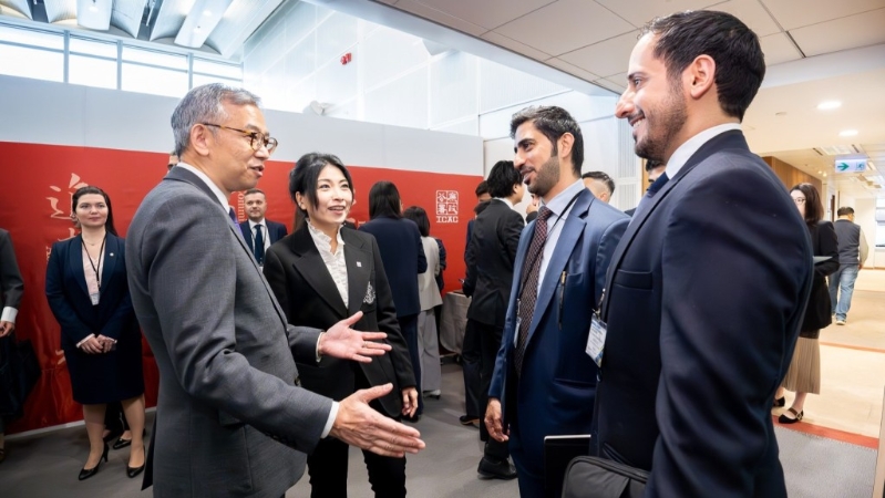 廉政专员胡英明(左)与来自巴林的学员交流反贪心得。 廉政专员胡英明(左)与来自巴林的学员交流反贪心得。