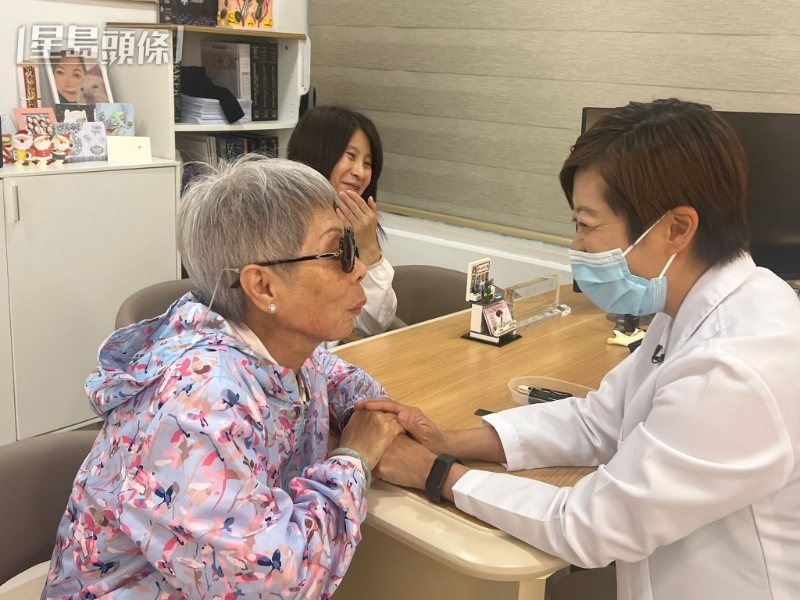 面对病人,麦医生充满耐心,也让病人更愿意覆诊。(相片由受访者麦忻华医生提供) 面对病人,麦医生充满耐心,也让病人更愿意覆诊。(相片由受访者麦忻华医生提供)