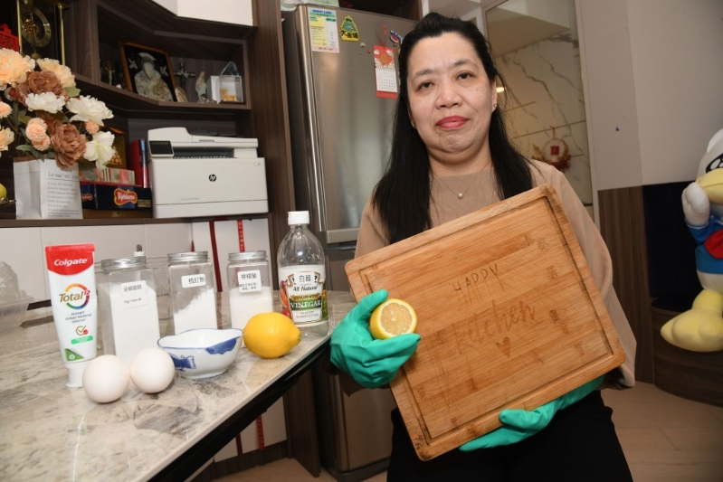 担任家务助理课程导师已有多年的张美玲指,善用天然清洁剂,可令清洁程序变得简单,食具清洗后更安全。 担任家务助理课程导师已有多年的张美玲指,善用天然清洁剂,可令清洁程序变得简单,食具清洗后更安全。