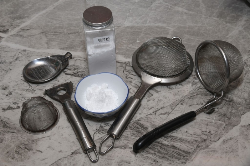 谨记避免在不锈钢表面加上酸性或碱性物质,例如柠檬汁或清洁剂等,因为这些物质可能腐蚀不锈钢表面。 谨记避免在不锈钢表面加上酸性或碱性物质,例如柠檬汁或清洁剂等,因为这些物质可能腐蚀不锈钢表面。