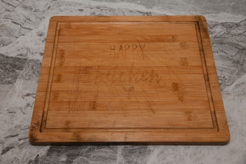 平时可定期用食油涂抹砧板上,以增加滋润度及减少龟裂。 平时可定期用食油涂抹砧板上,以增加滋润度及减少龟裂。