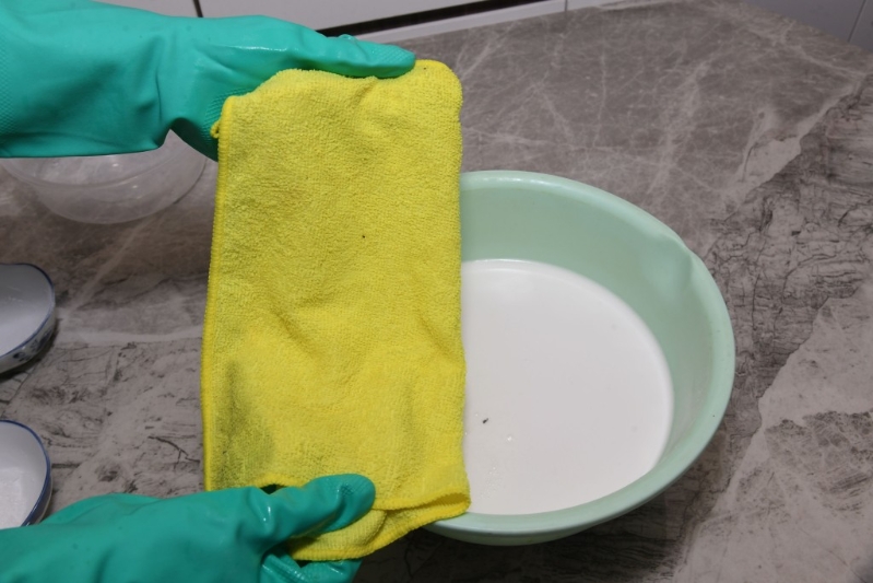 过碳酸钠是一种偏碱性清洁剂,使用时谨记带手套操作。 过碳酸钠是一种偏碱性清洁剂,使用时谨记带手套操作。