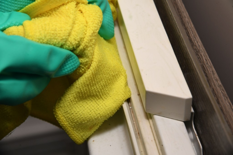 雪柜边的白色胶有污迹,清洁有妙法。 雪柜边的白色胶有污迹,清洁有妙法。