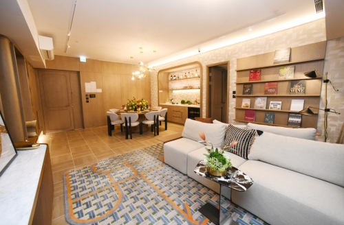 连装修示范单位以33楼B2室为蓝本搭建，面积1246方呎。