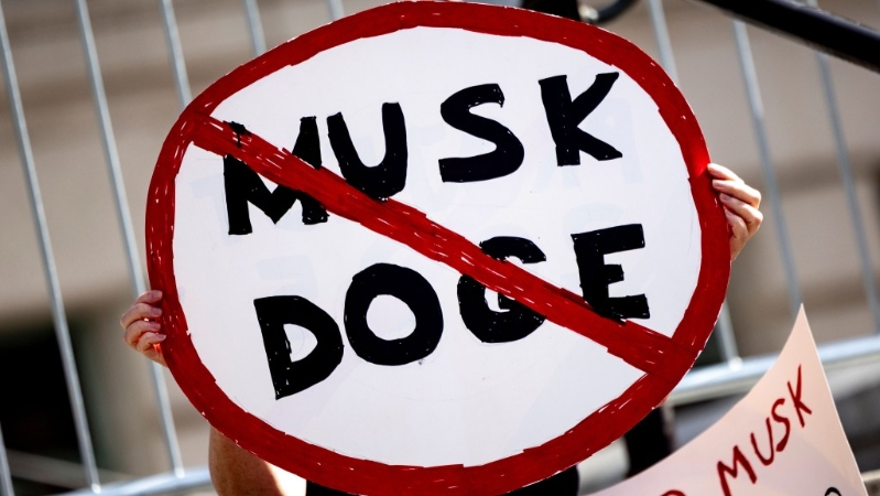 美国示威者反对「马斯克效率部」。美联社