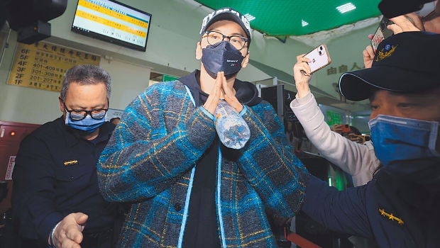 男星王大陆被发现涉及逃兵，而闪兵集团被警破获，全都是因为一名诈骗车手的手机讯息泄底。