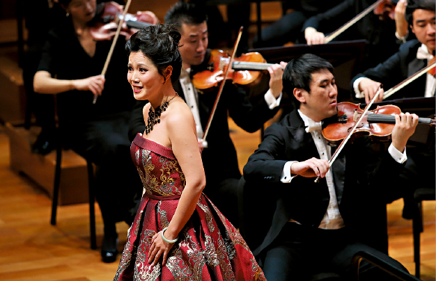 女高音歌唱家宋元明将演唱华格纳歌剧《崔斯坦与伊索尔德》的序曲及终曲。 女高音歌唱家宋元明将演唱华格纳歌剧《崔斯坦与伊索尔德》的序曲及终曲。