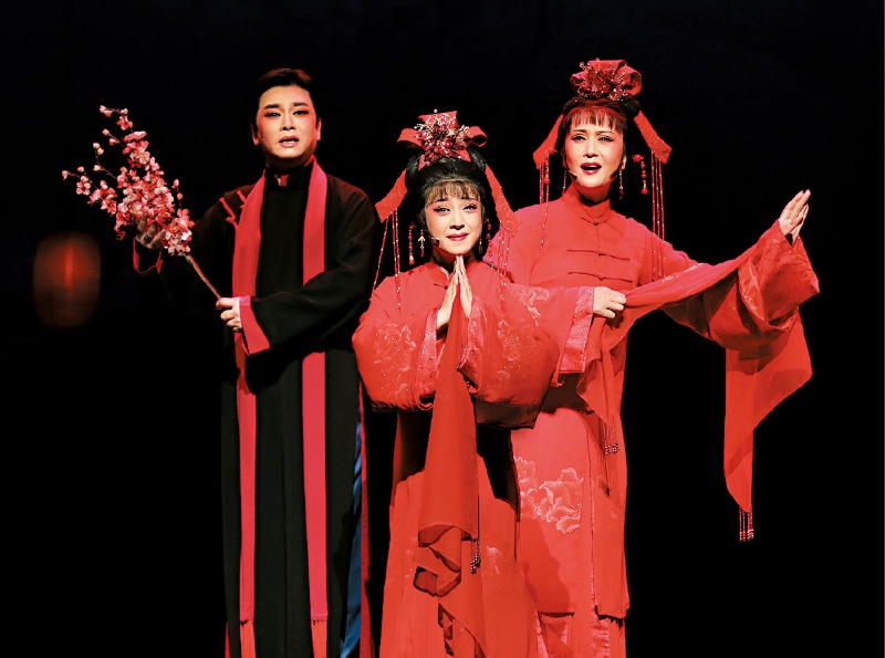 越剧经典《家》由尹派小生赵志刚(左)及单仰萍(右)分别饰演男主角觉新及女主角梅芬,邓华蔚饰演瑞珏(中)。 越剧经典《家》由尹派小生赵志刚(左)及单仰萍(右)分别饰演男主角觉新及女主角梅芬,邓华蔚饰演瑞珏(中)。