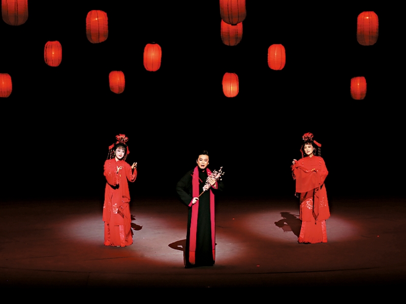 剧组利用舞台手段,打破时空限制,让三个本是身处不同时地的人现身于同一舞台,诉说不同的情感。 剧组利用舞台手段,打破时空限制,让三个本是身处不同时地的人现身于同一舞台,诉说不同的情感。