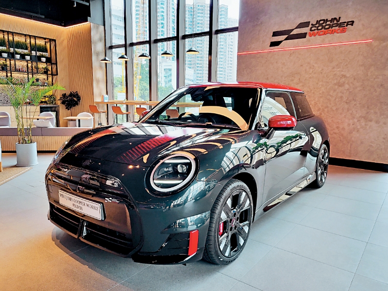 全新MINI JCW E高性能版电动车，在湾仔合和商场17楼新店公开首展。
