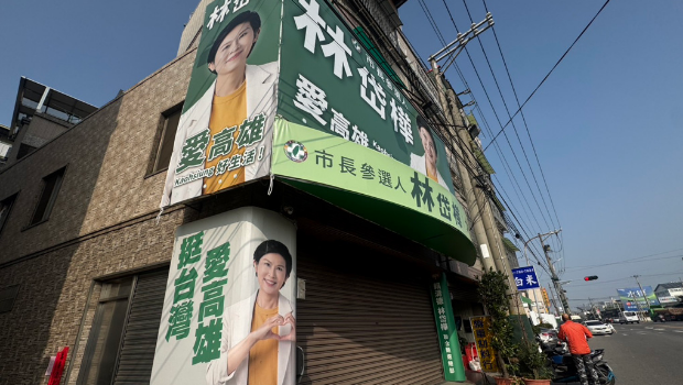 林岱桦大寮区服务处有多位调查局人员前来搜索，一见到记者前来即拉下铁门。