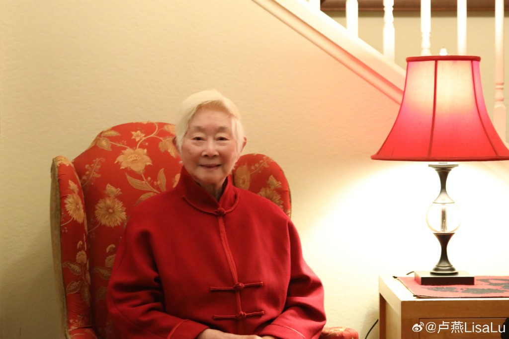 卢燕是首位担任奥斯卡金像奖终身评委的华人。 卢燕是首位担任奥斯卡金像奖终身评委的华人。