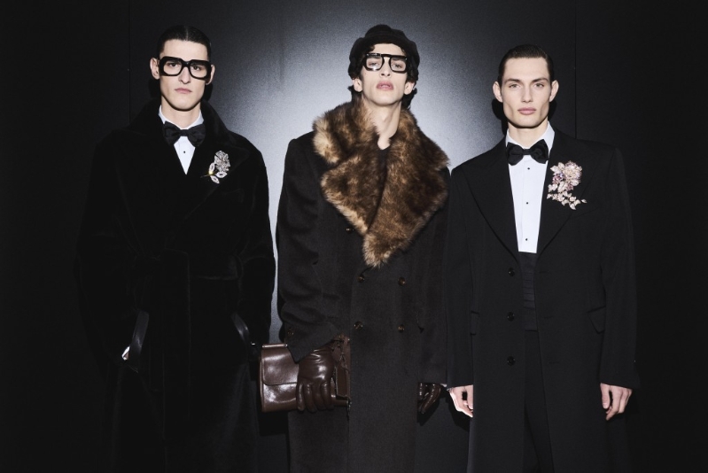 Dolce&Gabbana秋冬男装系列以「PAPARAZZI」作为创作主题,呈现狗仔队镜头背后纸醉金迷的「美好生活(Dolce Vita)」年代。 Dolce&Gabbana秋冬男装系列以「PAPARAZZI」作为创作主题,呈现狗仔队镜头背后纸醉金迷的「美好生活(Dolce Vita)」年代。