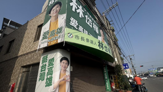 林岱桦大寮区服务处有多位调查局人员前来搜索，一见到记者前来即拉下铁门。