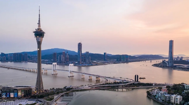 位于澳门旅游塔60楼的360°旋转餐厅为澳门唯一一间旋转餐厅。