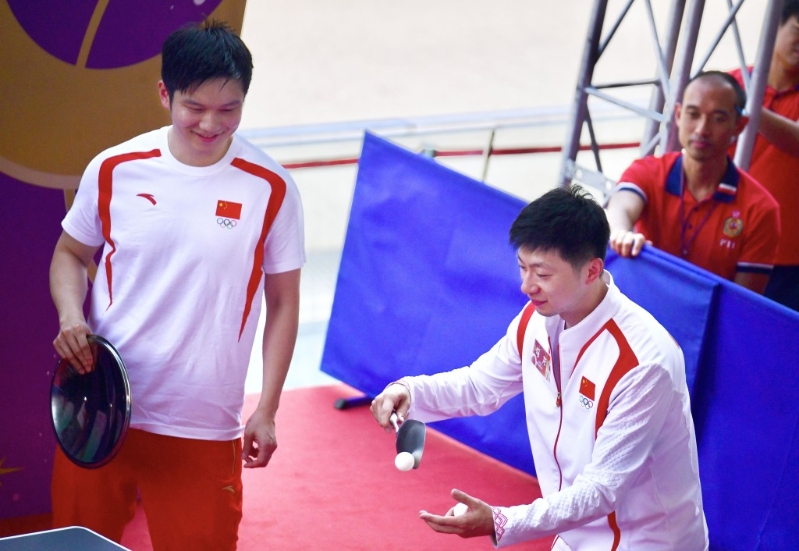 巴黎奥运金牌得主樊振东(左)亦会出席开幕仪式。 资料图片 巴黎奥运金牌得主樊振东(左)亦会出席开幕仪式。 资料图片