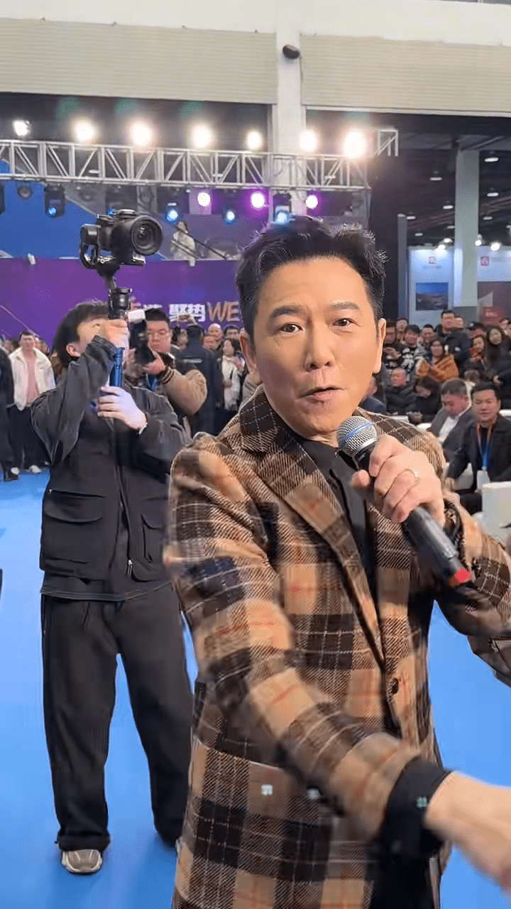 近日温兆伦现身内地商演活动,面上几乎零皱纹。 近日温兆伦现身内地商演活动,面上几乎零皱纹。