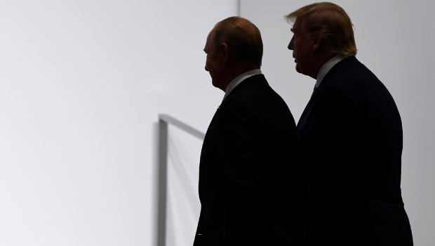 特朗普与普京2019年6月在日本大坂出席G20峰会期间并肩交谈。 特朗普与普京2019年6月在日本大坂出席G20峰会期间并肩交谈。