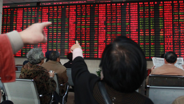 不少老年人喜欢炒股。