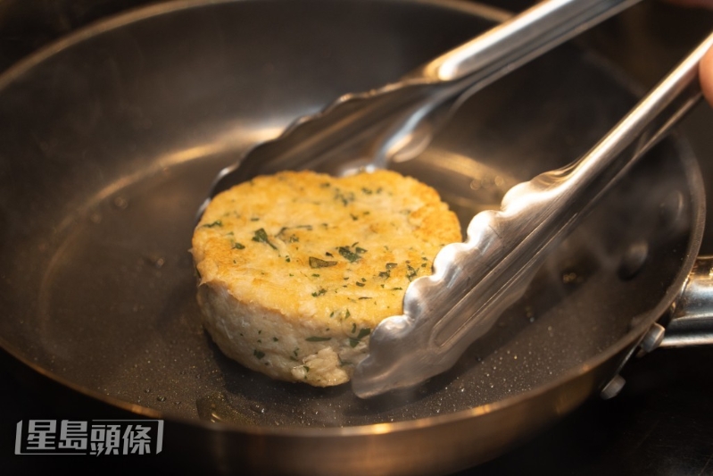 煎蟹肉饼至金黄色。