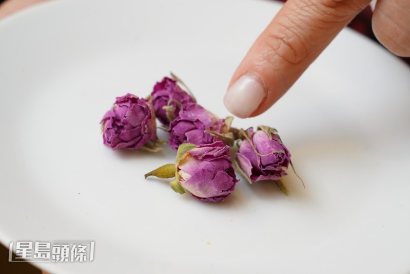 选食用干花留意色香味。 选食用干花留意色香味。