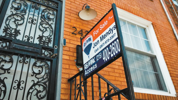 统计发现,1月二手房屋销量按月倒退4.9%,远超分析预期。图为费城一项房屋标示“待售”。 统计发现,1月二手房屋销量按月倒退4.9%,远超分析预期。图为费城一项房屋标示“待售”。