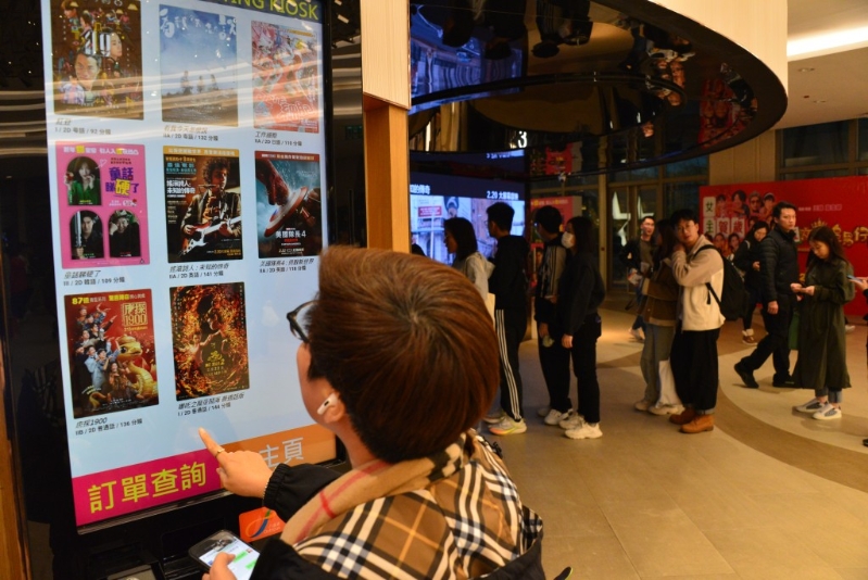 观众领取戏票准备入场。 观众领取戏票准备入场。