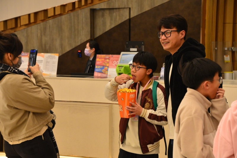 有观众入场前先打卡留念。 有观众入场前先打卡留念。