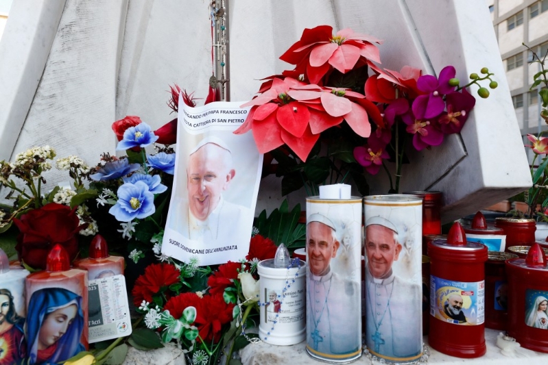 有信众为教宗送上祝福。 路透社