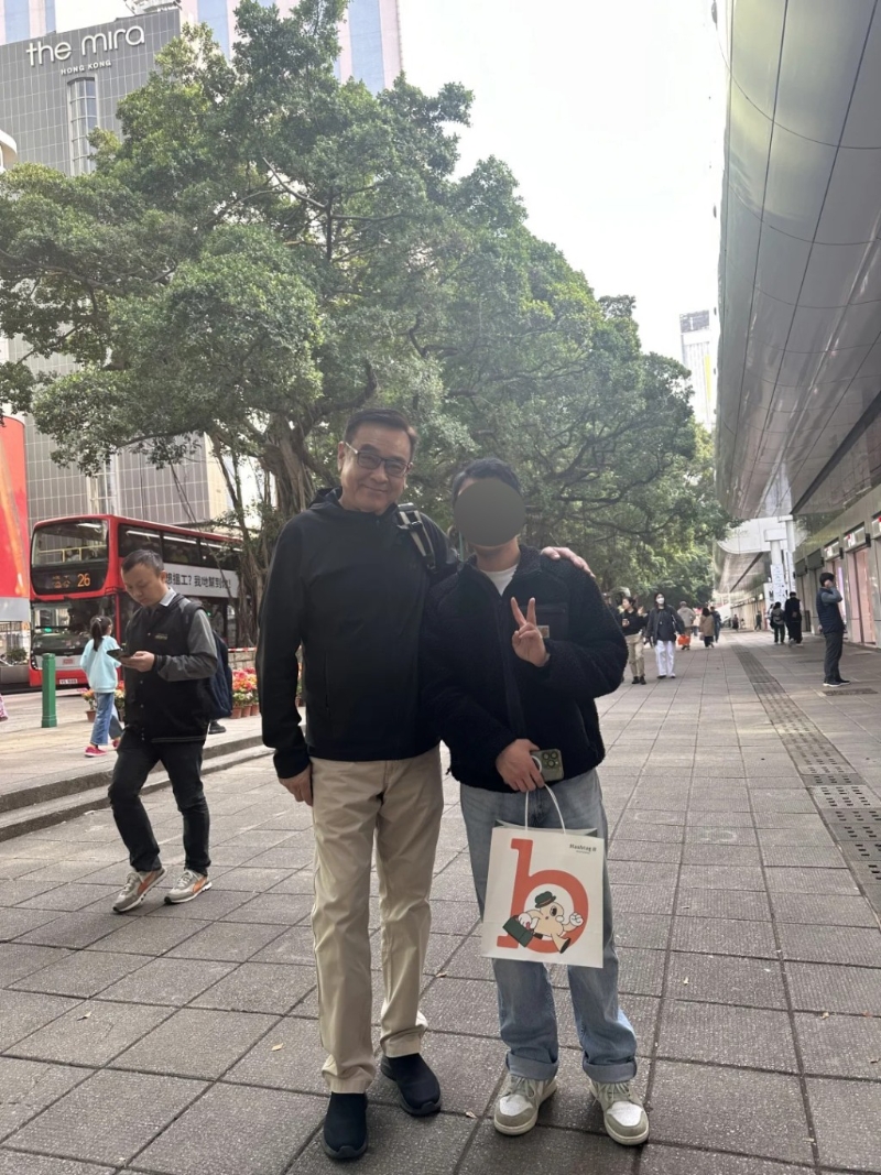 尔冬高捕获当天，身穿黑色外套、米色长裤及运动鞋，加上背包，整身打扮都令不少网民笑指跟梁朝伟私下的打扮非常相似。