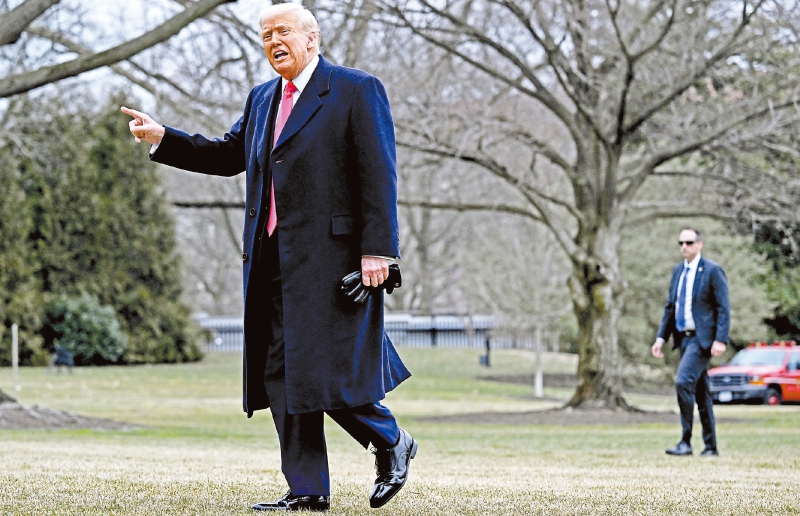 总统特朗普出席活动后返回白宫的路上，对外发表讲话。 路透社