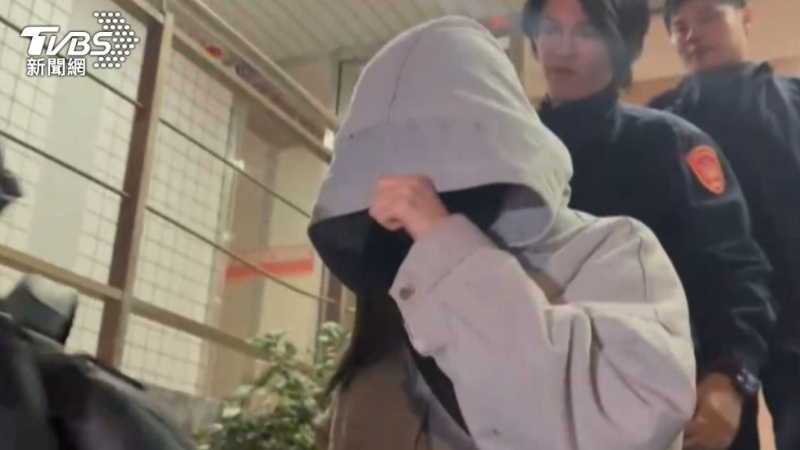 李威妻子简女以15万交保，全程不发一语，快步离开。