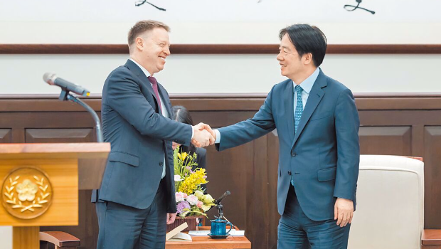 赖清德(右)17日接见美国前白宫副国安顾问博明(左)