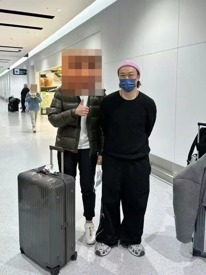 其他网民分享合照，见到陈奕迅真的戴上粉红色冷帽。