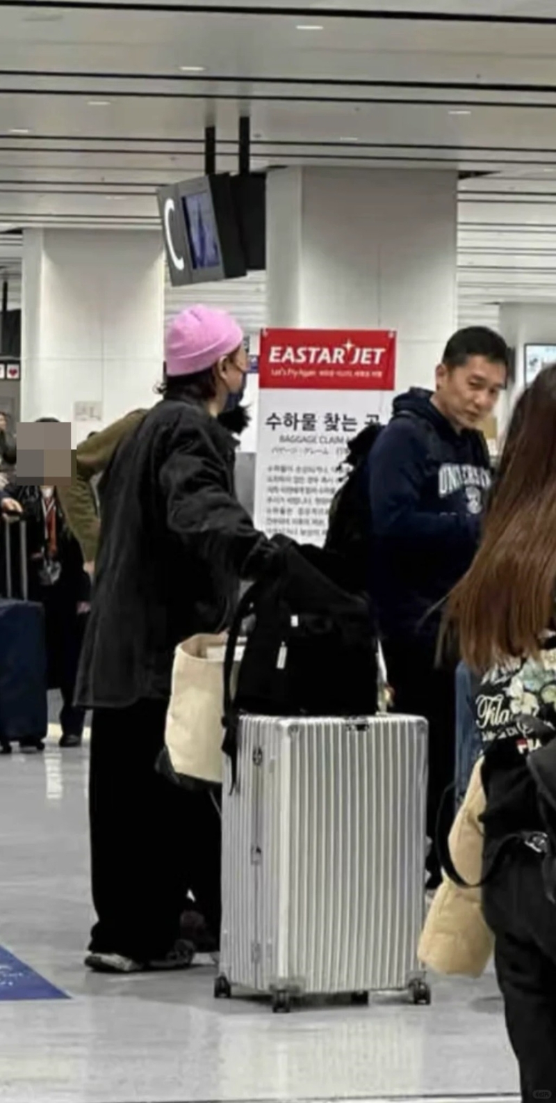 其后有人贴出两人在机场的照片，原来两位巨星相约到二世古滑雪。