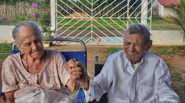 101岁的玛丽亚・迪诺(左)与105岁的马诺埃尔・迪诺情比金坚。健力士官网 101岁的玛丽亚・迪诺(左)与105岁的马诺埃尔・迪诺情比金坚。健力士官网