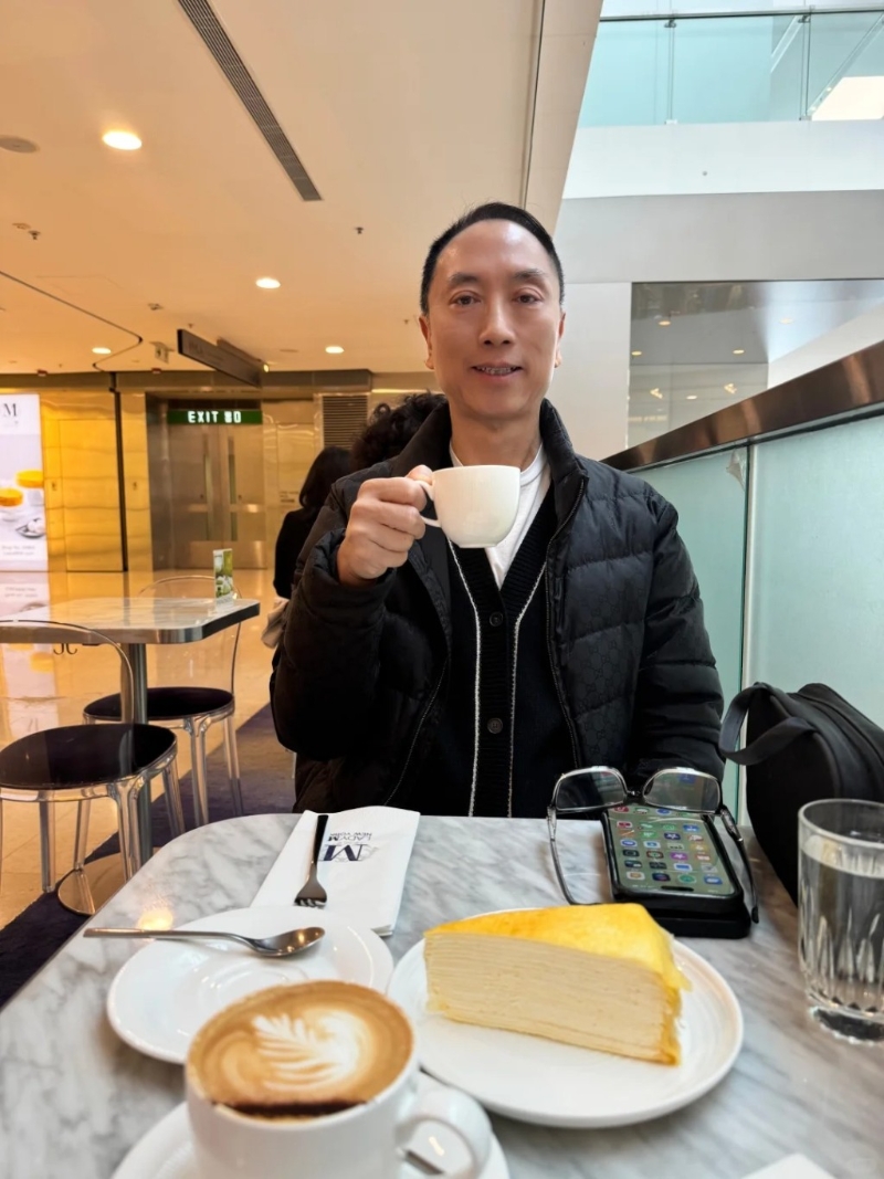 昨日（25日），邬友正在小红书上分享多张生活近照，照片中邬友正身穿白色圆领T恤及黑色羽绒外套，与助手一同坐在商场内的咖啡店品尝咖啡及千层蛋糕，十分悠然自得。