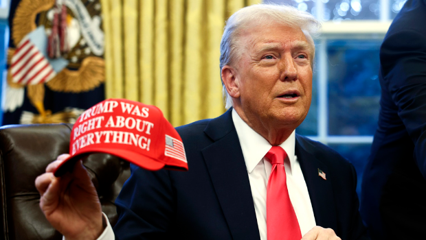 美国总统川普25日表示，将用「金卡」（gold card）签证机制来取代对外国投资人发放的「绿卡」，一张金卡要价约500万美元（约新台币1.64亿元）。（美联社）