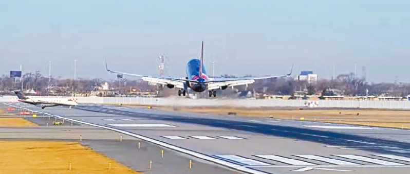 私人飞机险撞西南客机。