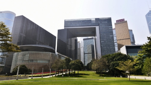 财政司司长陈茂波表示，政府现时有42个在政府帐目外为特定目的设立基金，总结余近1800亿元。