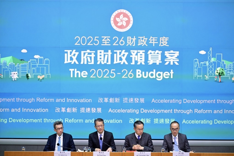 陈茂波下午出席《预算案》记者会。