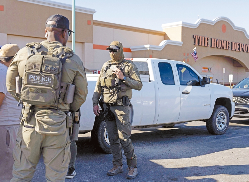 调查局特工街头执勤。 调查局特工街头执勤。