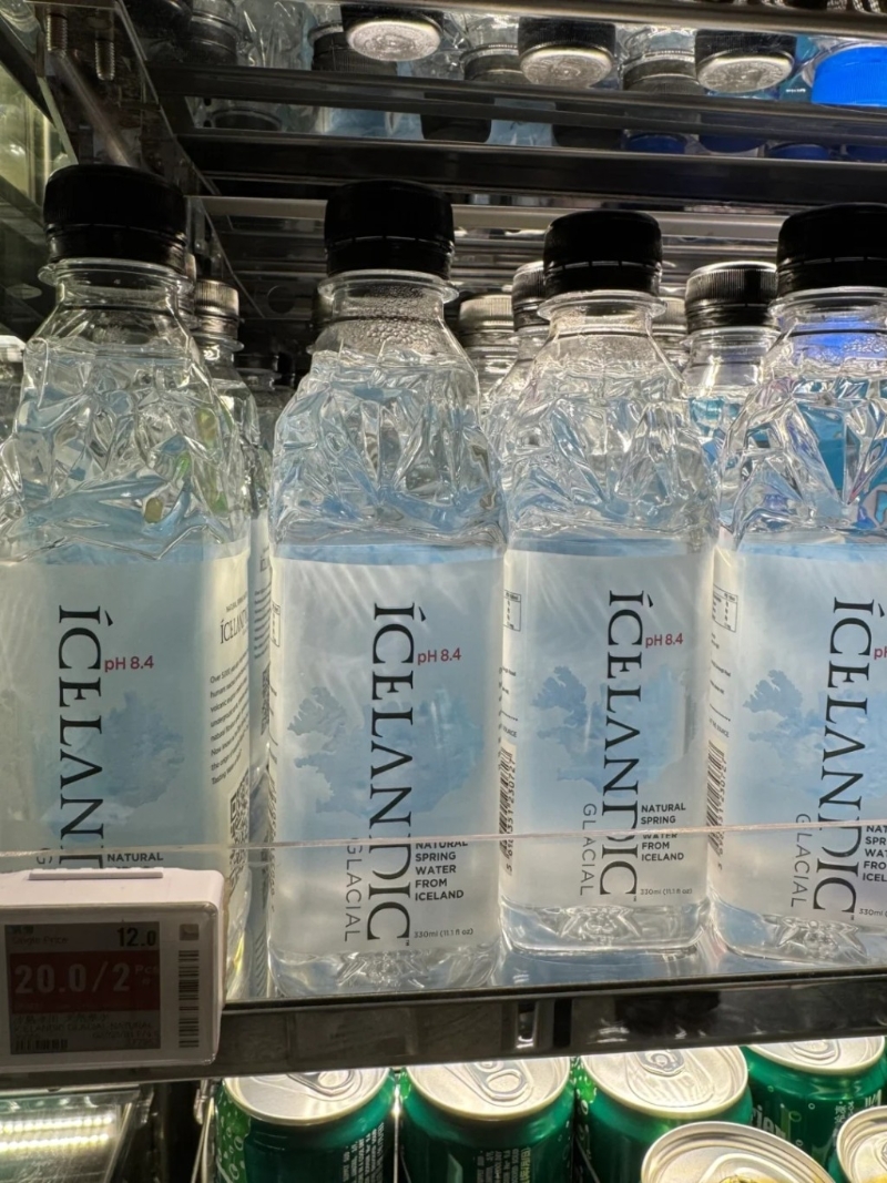 近日,有网民在小红书上以「香港有冰岛水」为题发文,指在香港超市发现1款「全世界最好喝」的矿泉水(图片来源:小红书) 近日,有网民在小红书上以「香港有冰岛水」为题发文,指在香港超市发现1款「全世界最好喝」的矿泉水(图片来源:小红书)