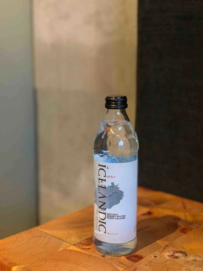 根据楼主上传的图片可见,他提到的矿泉水是产自冰岛的天然泉水「icelandic Glacial」(图片来源:小红书) 根据楼主上传的图片可见,他提到的矿泉水是产自冰岛的天然泉水「icelandic Glacial」(图片来源:小红书)