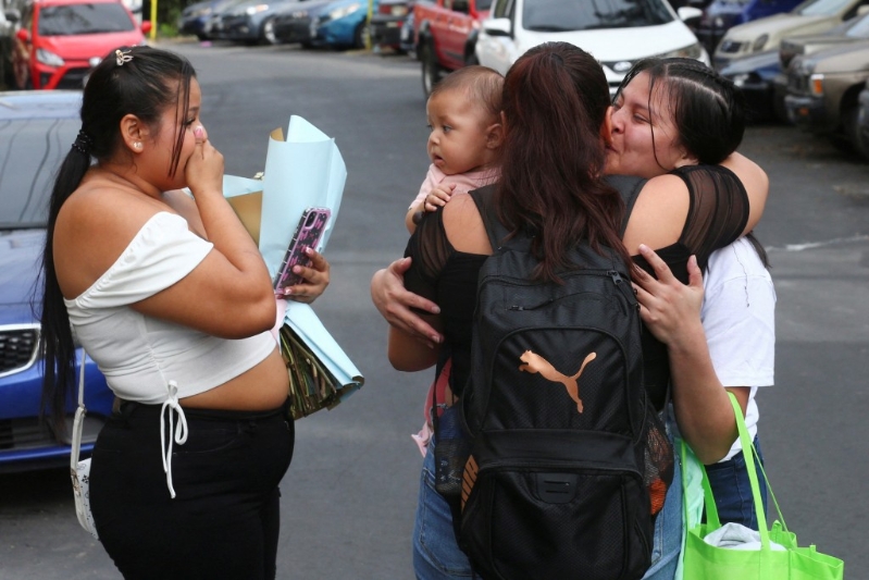 非英语移民将受冲击。路透社