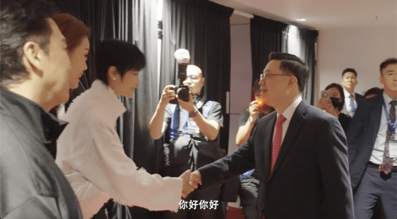 李家超与李宇春握手。 （FB：李家超 John KC Lee 片段截图）