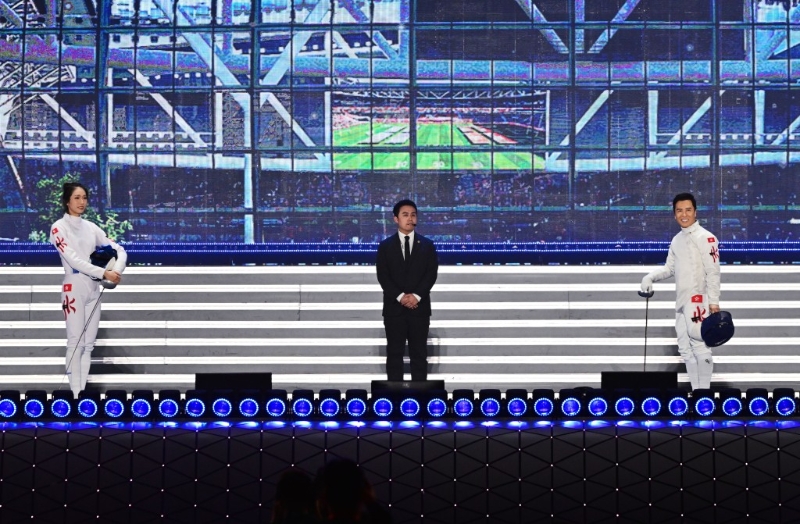 “宇宙最强”甄子丹和奥运金牌得主江旻憓进行剑击表演赛。 “宇宙最强”甄子丹和奥运金牌得主江旻憓进行剑击表演赛。